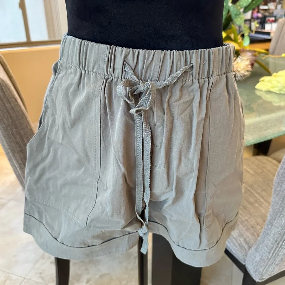 KHAKI GREEN ELASTIC AND DRAWSTRING SHORTS SIZE MED